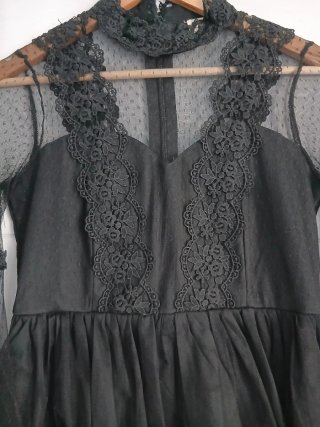 Blusa negra de encaje con volantes.