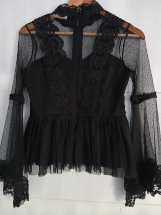 Blusa negra de encaje con volantes.