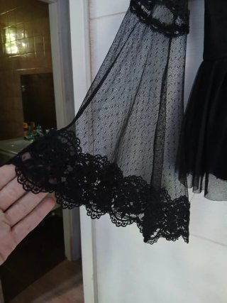 Blusa negra de encaje con volantes.