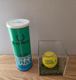 Fred Perry, bote de pelotas de tenis y expositor.