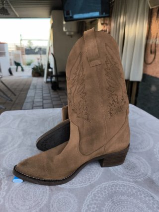 Botas de ante beige y marrón