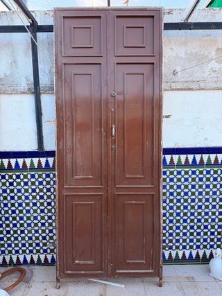 Puerta doble de hierro con cerradura