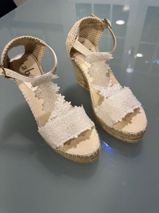 Cuñas de cáñamo con encaje blanco