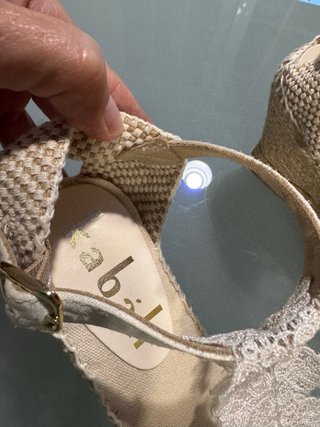 Cuñas de cáñamo con encaje blanco