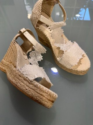 Cuñas de cáñamo con encaje blanco