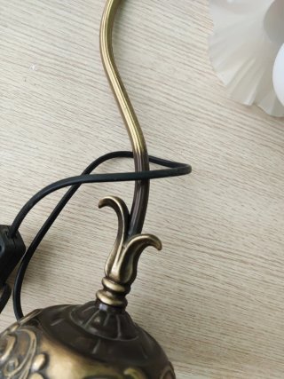 Lámpara de mesa metal dorada y cristal