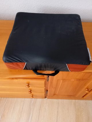 Silla de ruedas eléctrica negra y roja