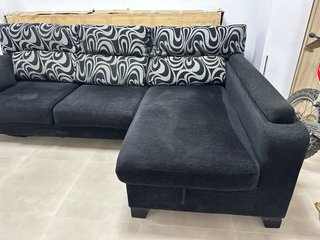Sofá modular negro con cojines estampados