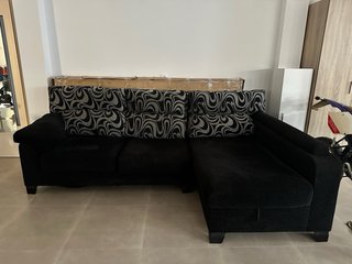 Sofá modular negro con cojines estampados