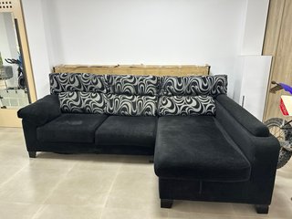 Sofá modular negro con cojines estampados