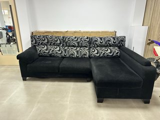 Sofá modular negro con cojines estampados