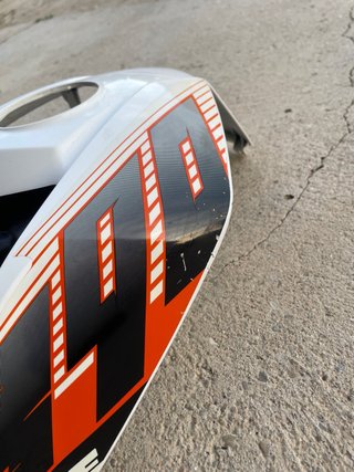 Cubre depósito KTM Duke Blanco
