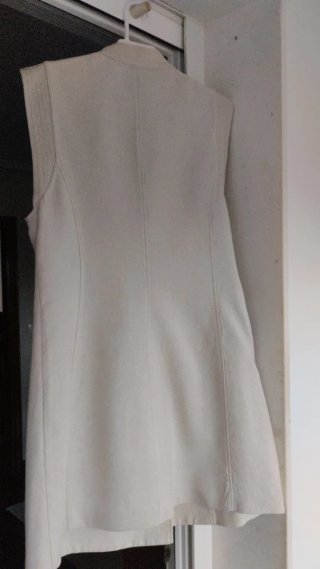 Vestido beige militar sin mangas