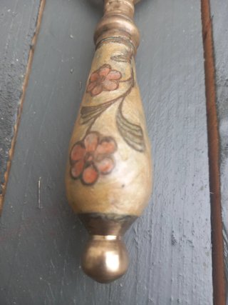 Apertura bottiglie vintage con fiori anni '50