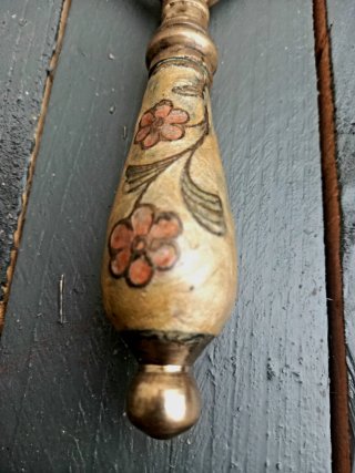 Apertura bottiglie vintage con fiori anni '50