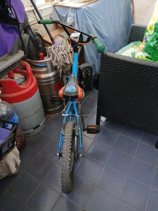 Bicicleta infantil azul y naranja