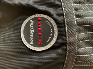 Chaqueta de esquí negra y blanca