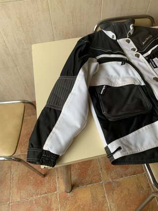 Chaqueta de esquí negra y blanca