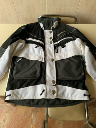 Chaqueta de esquí negra y blanca