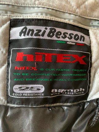 Chaqueta de esquí negra y blanca
