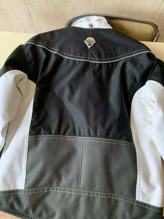 Chaqueta de esquí negra y blanca