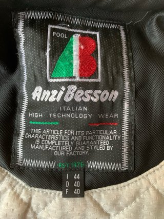 Chaqueta de esquí negra y blanca