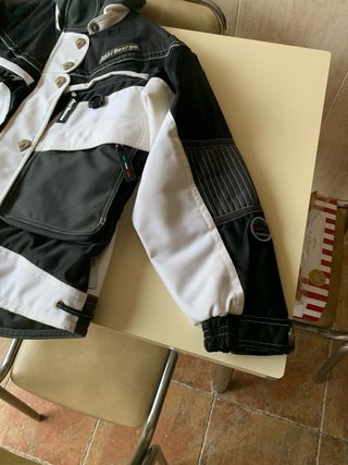 Chaqueta de esquí negra y blanca