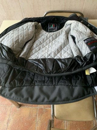 Chaqueta de esquí negra y blanca