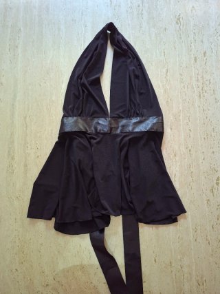 Top halter negro con lazada