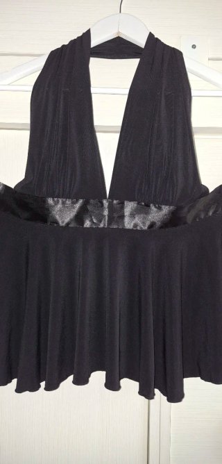 Top halter negro con lazada
