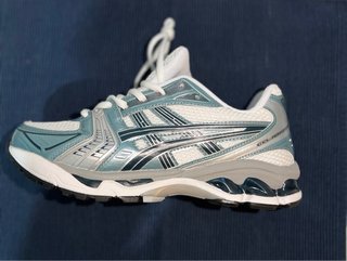 Zapatillas ASICS plateadas y blancas
