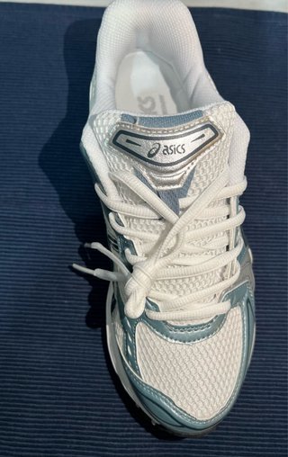 Zapatillas ASICS plateadas y blancas