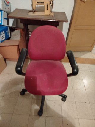 Silla giratoria color granate