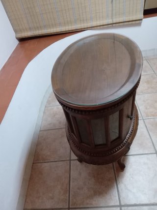Mueble bar de madera con cristal