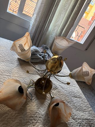 Lámpara de techo dorada con tulipas