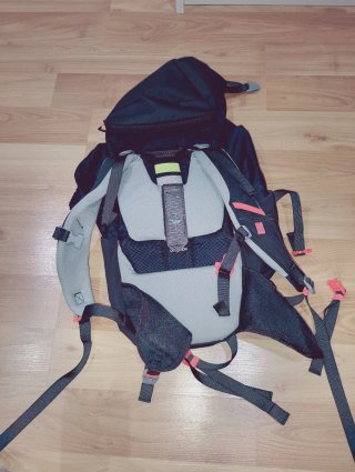 Mochila Quechua 28L Negra y Rosa