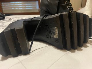 Botines negros con cordones y tacón