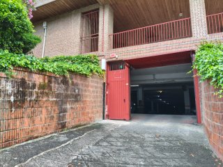 Raya en garaje en Etxadi, en el barrio de Aiete