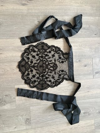 Mantilla de encaje y delantal