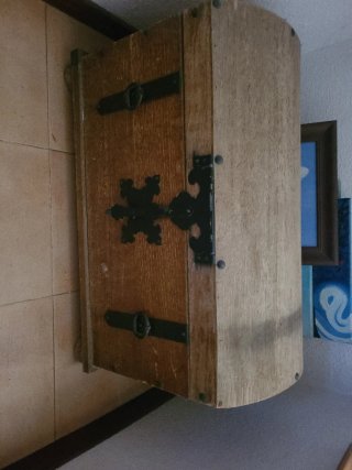 Baúl antiguo de madera con herrajes