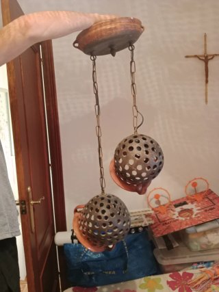 Lámpara colgante barro y metal en buen estado