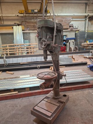 Taladro de pie industrial robusto