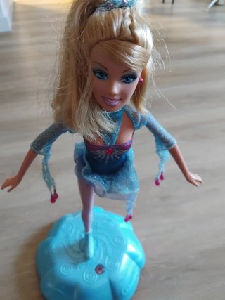Barbie Patinadora con Base y Mando