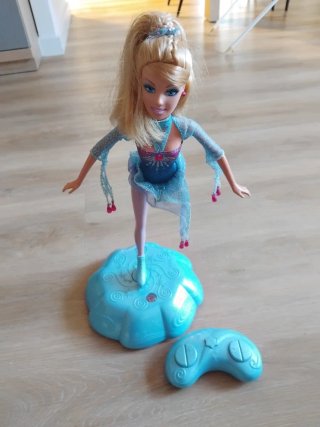 Barbie Patinadora con Base y Mando