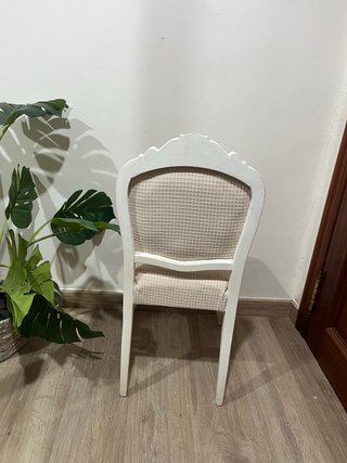Silla de decoración beige y blanca