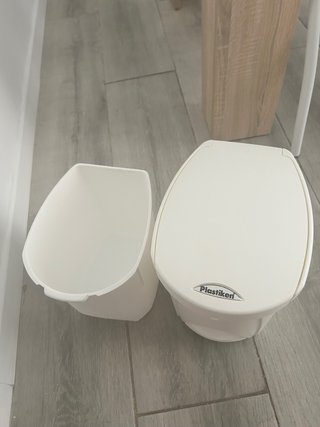 Papelera Plastiken blanca pequeña con pedal