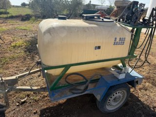 Pulverizador con motor y depósito