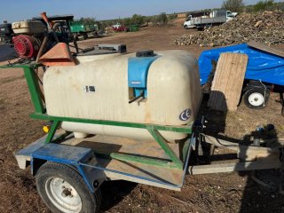 Pulverizador con motor y depósito