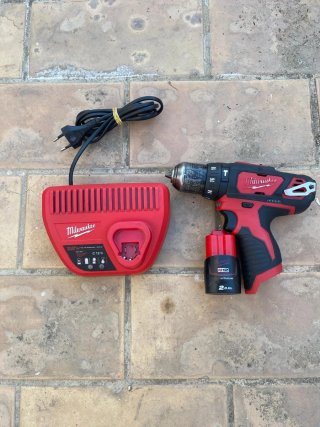 Taladro Milwaukee M12 + Cargador
