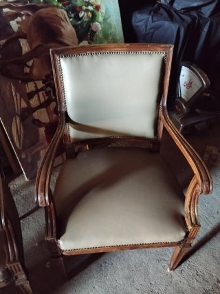 Poltrone antiche in pelle e legno